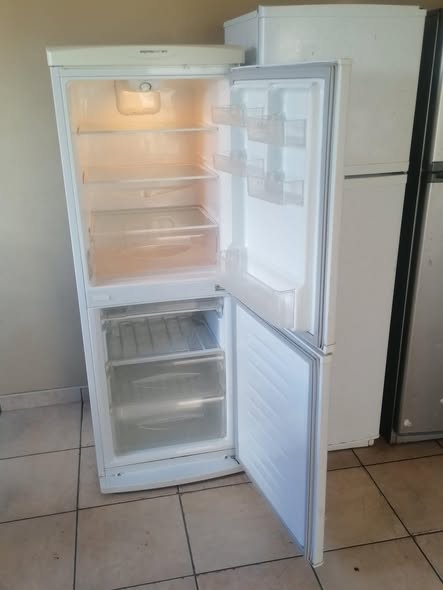 LG bottom freezer fridge photo 2