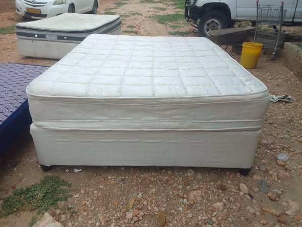 Queen size bed and double bed photo 3