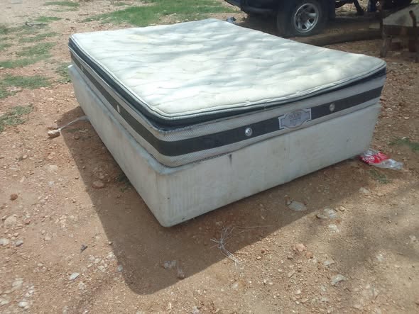 Queen size bed and double bed photo 2