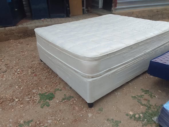 Queen size bed and double bed photo 1
