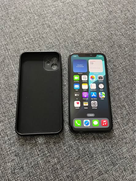 iPhone 11  128GB photo 1