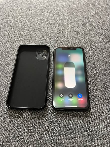 iPhone 11  128GB photo 2