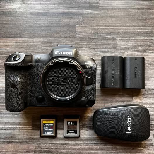 Canon EOS R5 Mirrorless Camera photo 1