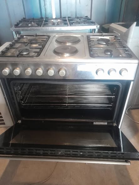 6 plate Defy Gas and electricity stove photo 2
