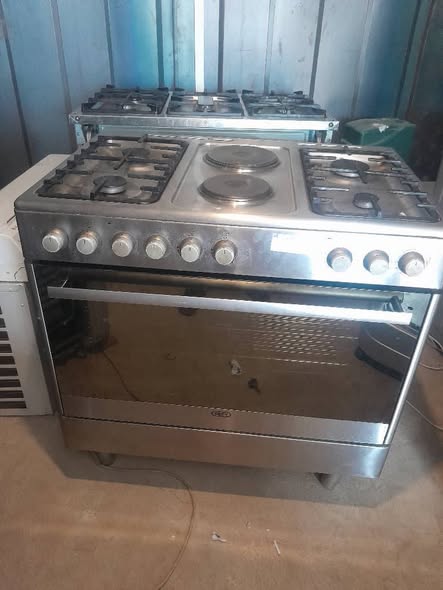 6 plate Defy Gas and electricity stove photo 3