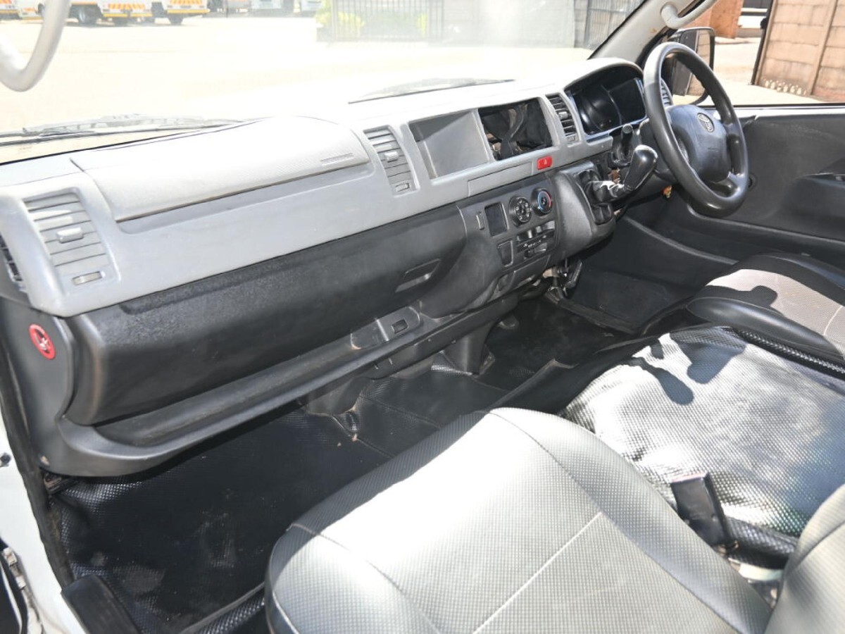 2013 Toyota Quantum 2.7 Sesfikile 16-seat photo 2