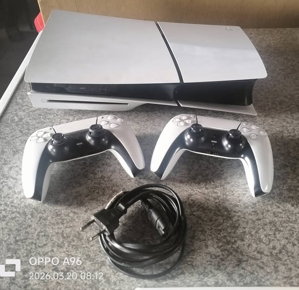 Ps5 1tb harddrive 2 controls photo 2