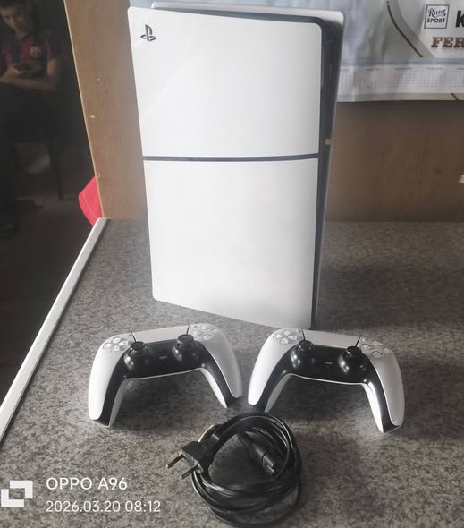Ps5 1tb harddrive 2 controls photo 3