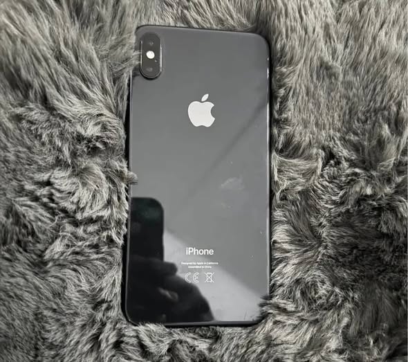 IPHONE XS MAX 64GIG photo 2