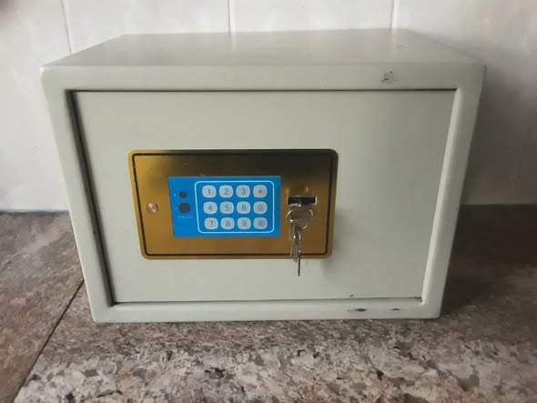 Electronic Safe:22cm x 17cm photo 1