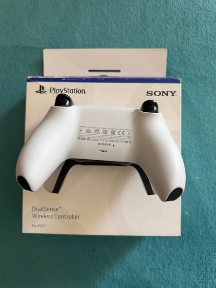 PS 5 controller photo 2