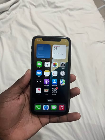 iPhone 11 64GB photo 2