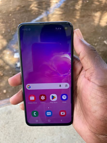 Samsung Galaxy S10e photo 3