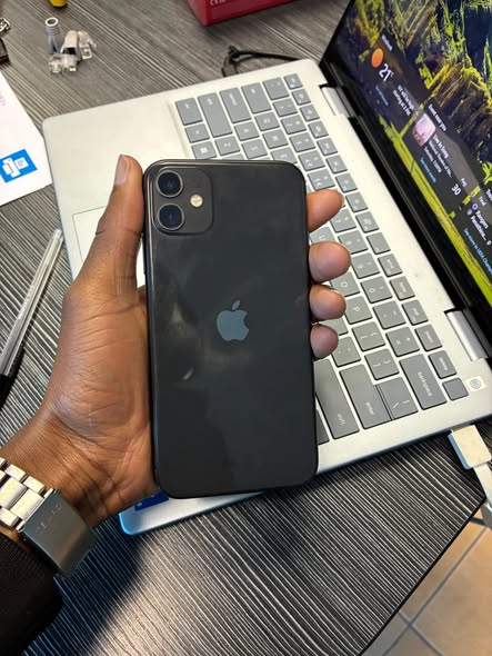 iPhone 11 64GB photo 2