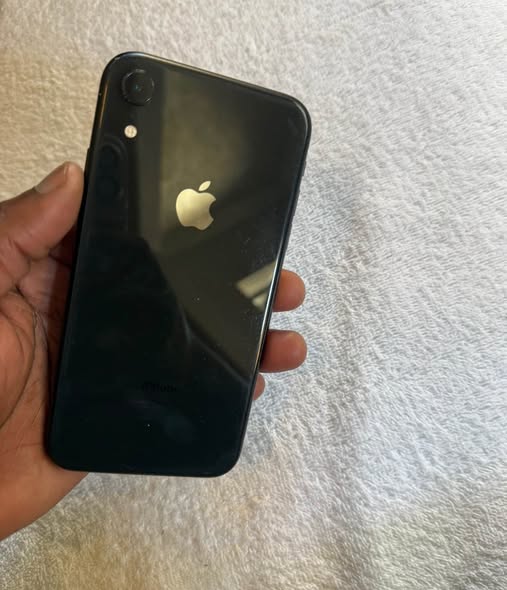 iPhone XR, 64gb photo 2