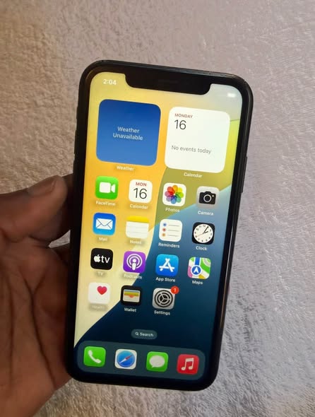 iPhone XR, 64gb photo 1