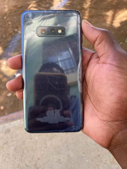 Samsung Galaxy S10e photo 2