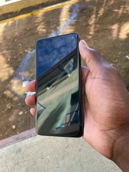 Samsung Galaxy S10e photo 3