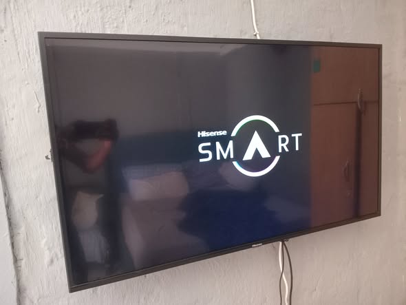 Hisense 45" Smart Tv Remote&Stands photo 1