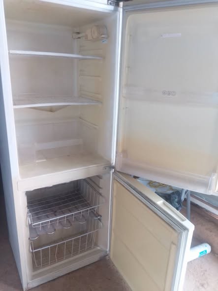 Kick bottom freezer photo 2