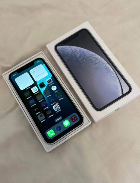iPhone XR 64GB photo 1
