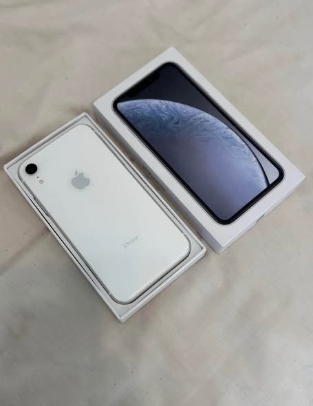 iPhone XR 64GB photo 2