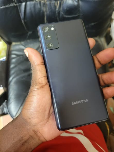 Samsung galaxy s20 FE photo 3