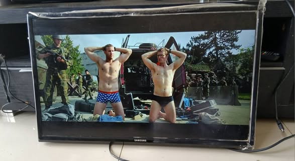 Samsung 32inch TV with remote photo 3