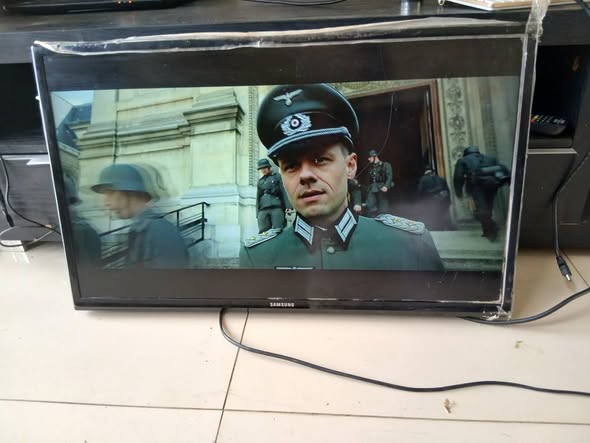 Samsung 32inch TV with remote photo 5