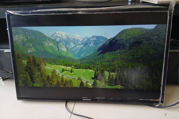 Samsung 32inch TV with remote photo 4