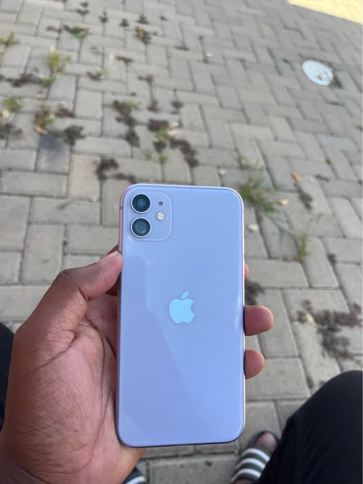 iPhone 11 128GB photo 1