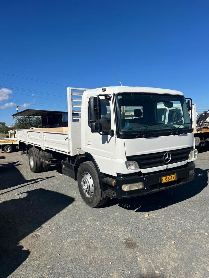 Mercedes Benz Truck photo 2