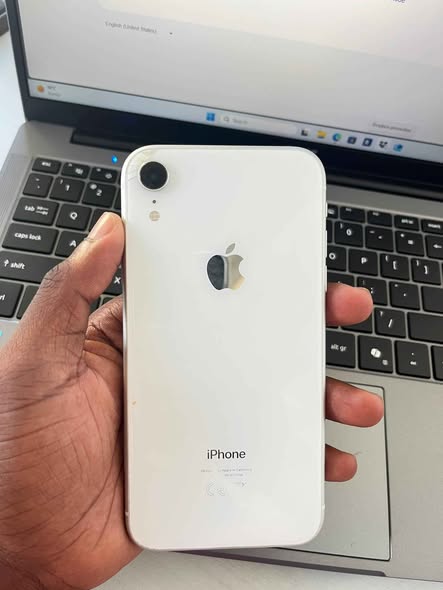 IPhone XR (128GB) photo 2