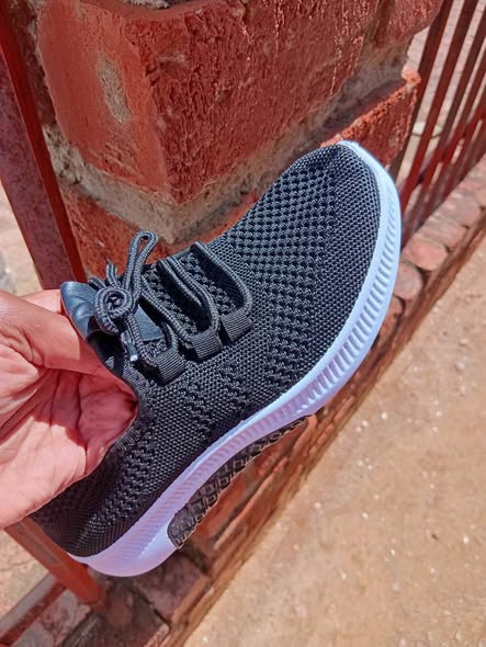 Tekkies photo 1