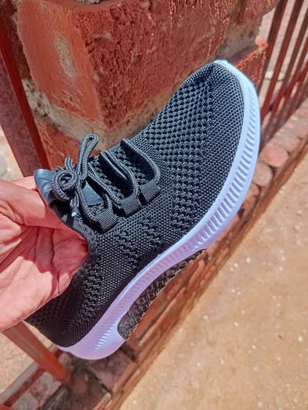 Tekkies photo 3