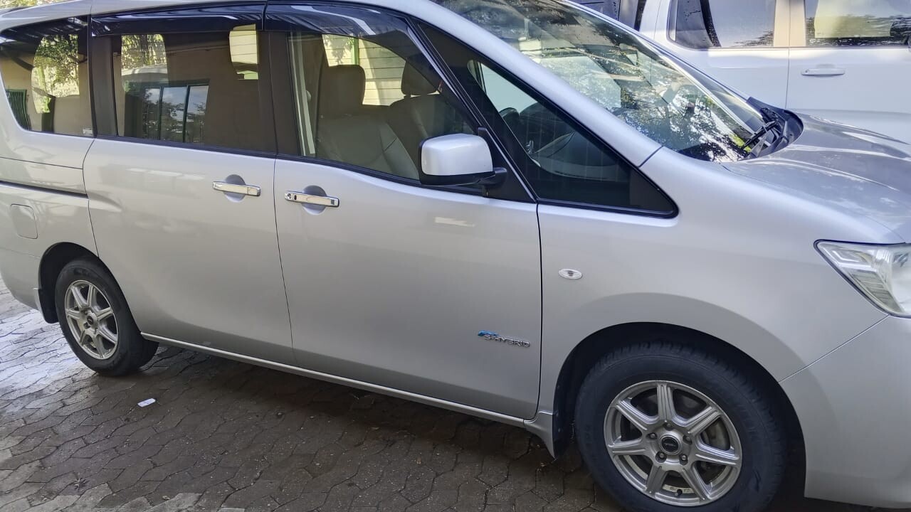 2015 Nissan Serena photo 3