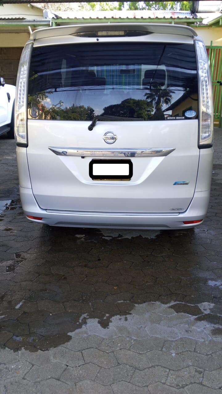 2015 Nissan Serena photo 2