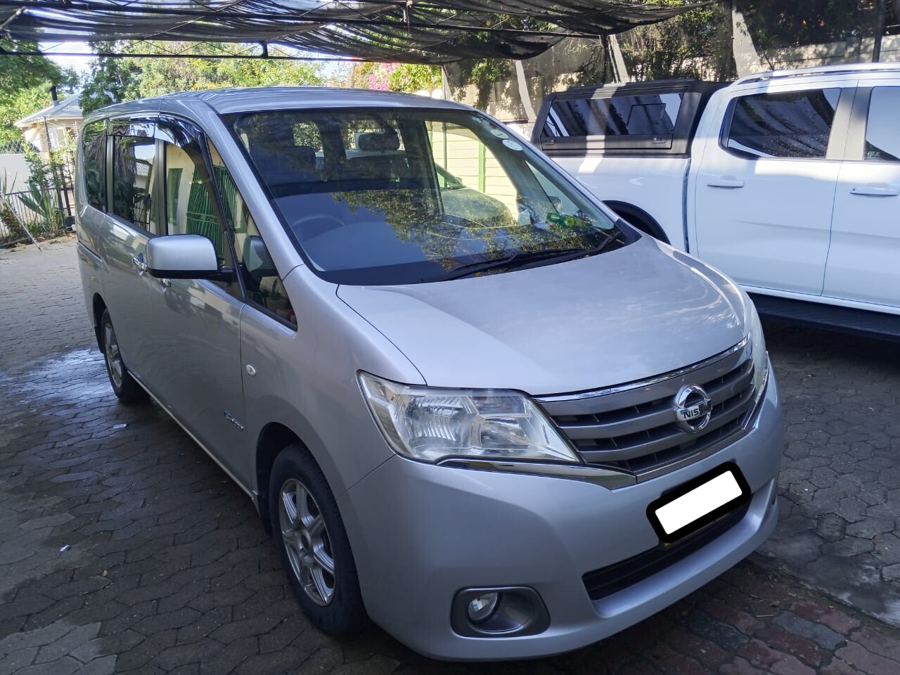 2015 Nissan Serena photo 1