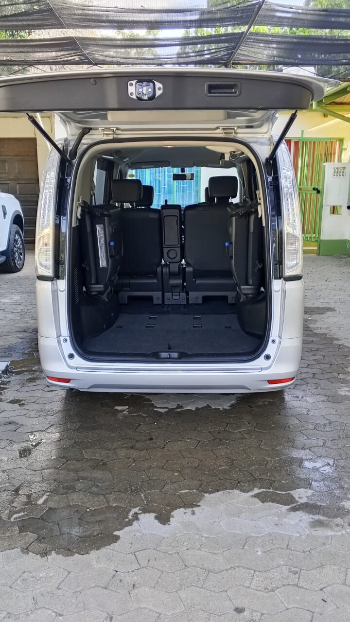 2015 Nissan Serena photo 5