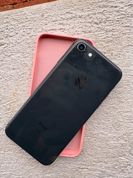 iPhone SE  128GB photo 2