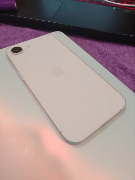 iPhone 16e 512GB photo 2