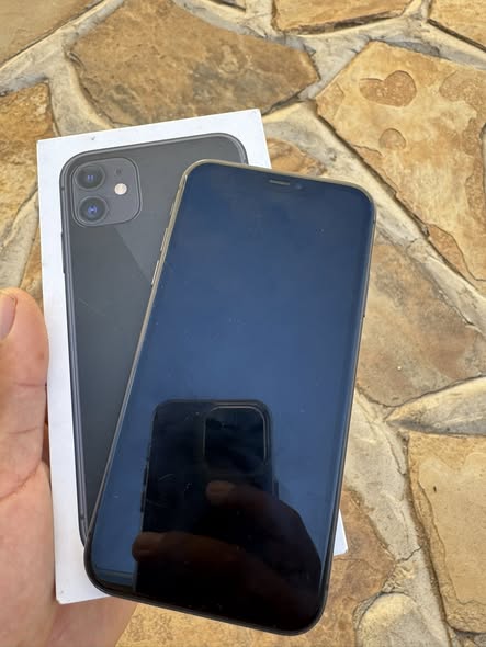 iPhone 11 128GB photo 2