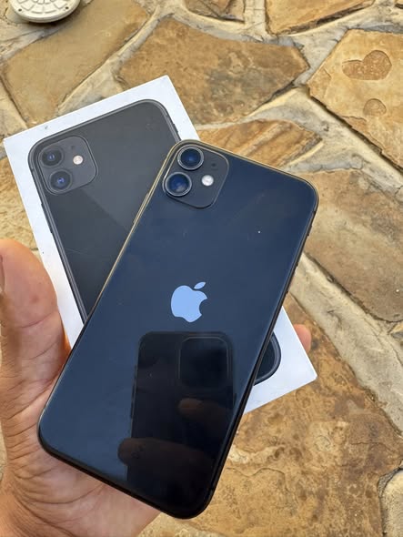 iPhone 11 128GB photo 1