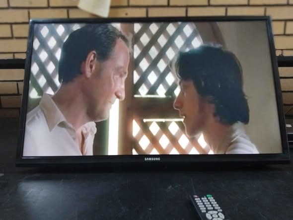 32" Samsung TV photo 2
