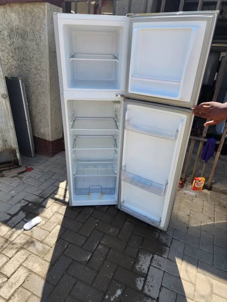 Grey hisense fridge photo 4