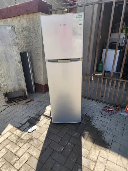 Grey hisense fridge photo 3