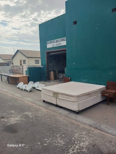 King size bed photo 5