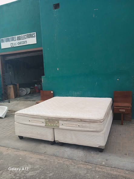 King size bed photo 3