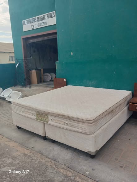 King size bed photo 4