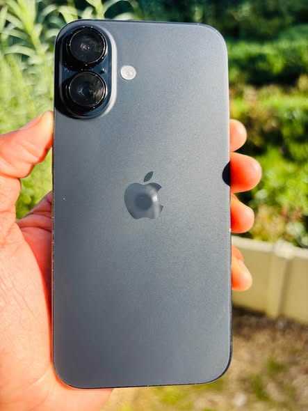iPhone 16 256GB photo 1